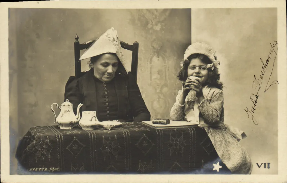 Frau und Kind am Tisch — Foto-Studio — Nyette, n° VII - Vorderseite