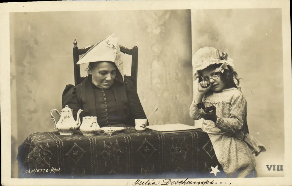 Julia Deschamps — Haushaltszene — S. CLAYETTE-Fotograf, Nr. VIII - Vorderseite