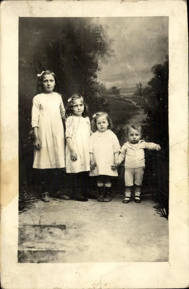 Vier Kinder — Fotostudio — italienische Ansichtskarte - Vorderseite