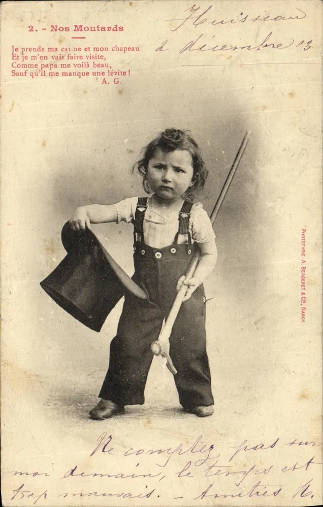 Kind in Overalls und Hut — Unsere Kleinen — Fotograf A. Bensert & Cie, Nancy - Vorderseite