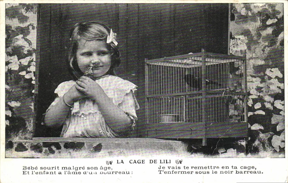 Baby lächelt trotz seines Alters — Das Käfig der Lili — Paris - Vorderseite
