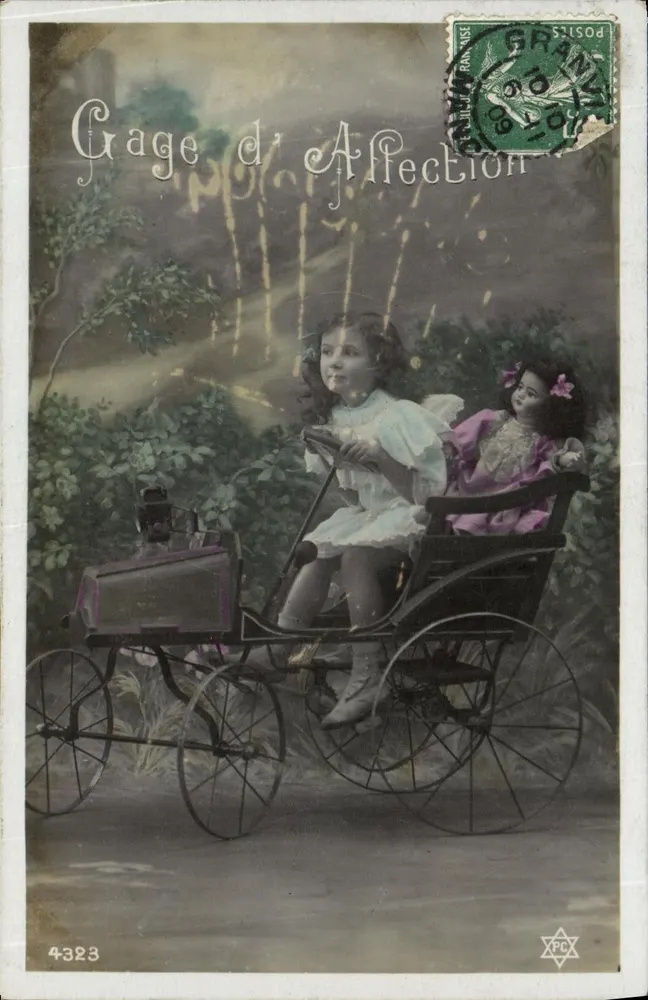 Mädchen mit Puppe in einem Auto — Gage d’Affection — Verlag PCX, n° 4323 - Vorderseite