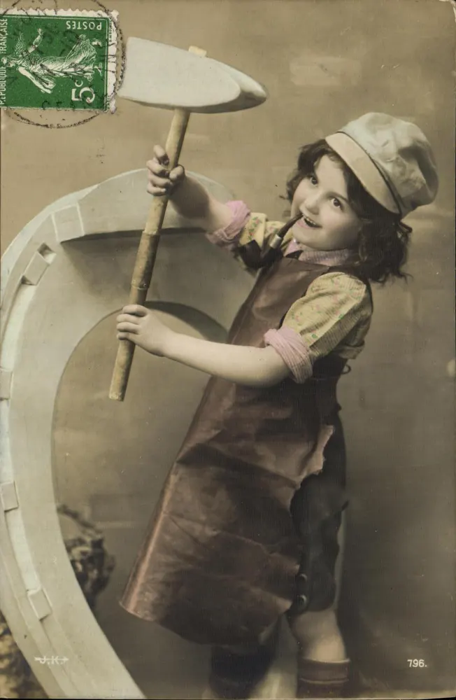 Kleine Mädchen in Schreiner-Outfit — spielt mit Hammer und Steigbügel — J.K.T. n°796 - Vorderseite