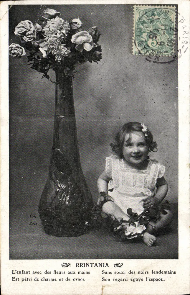 Enfant avec des fleurs aux mains — scène de studio — éditeur Rrintania, Paris - Vorderseite