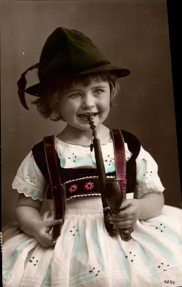 Kleine Mädchen in bayerischem Kostüm — mit Holzpipette — Verlag NRG, Nr. 423/2 - Vorderseite