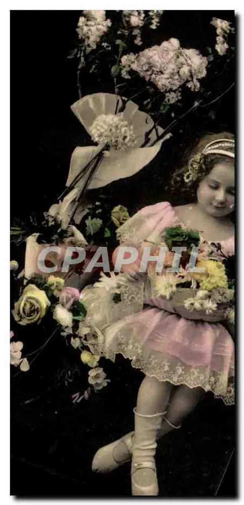 Menina em vestido rosa entre flores — editor Papier Radium Bron - Frente
