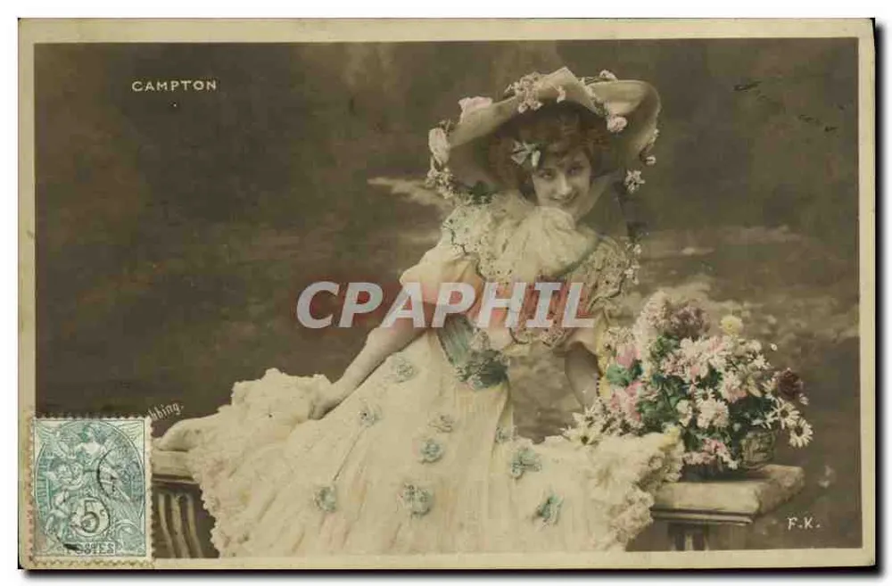 Frau in einem blumigen Kleid und dekoriertem Hut — Campton — F.K. - Vorderseite