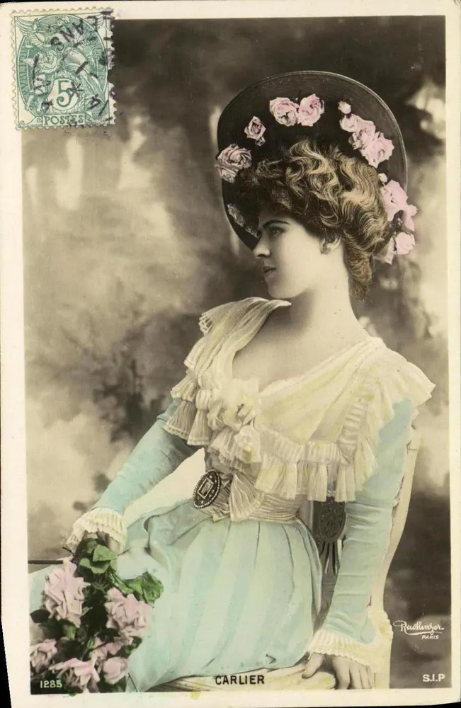 Frau in blauer Robe und Rosenhut — Carlier — Ruellens, Paris, S.J.P. n°1285 - Vorderseite