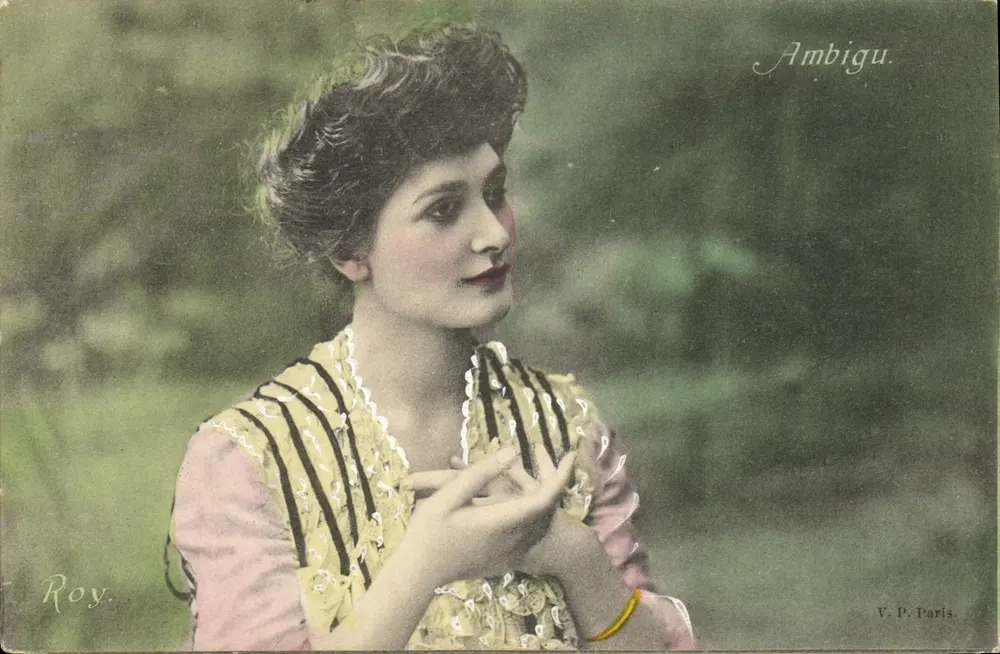 Junge Frau in gestreiftem Kleid — Ambigu. — V. P. Paris, n° 6 - Vorderseite