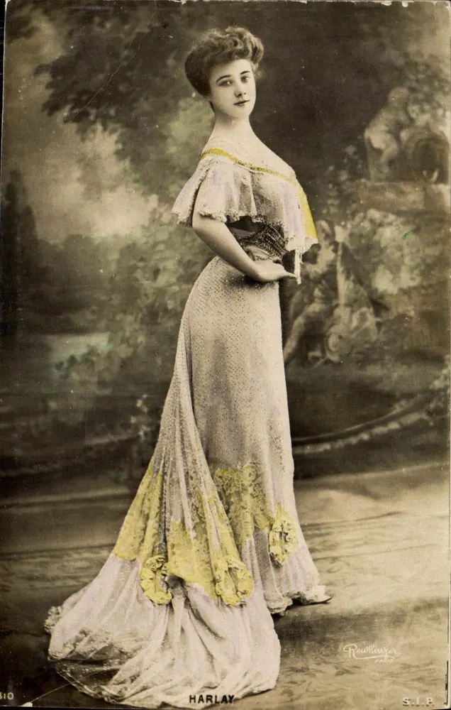 Madame Harlay — Portrait in Abendkleid — Fotograf Raoul Leonard, S.I.P., Nr. 310 - Vorderseite
