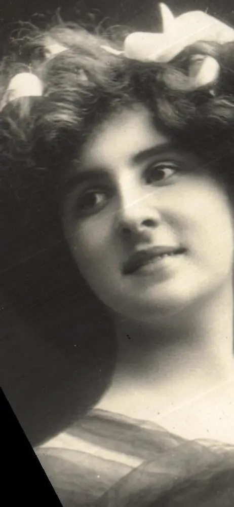 Porträt einer jungen Frau — Ära 1900-1910 — kein Verleger oder Seriennummer sichtbar - Vorderseite