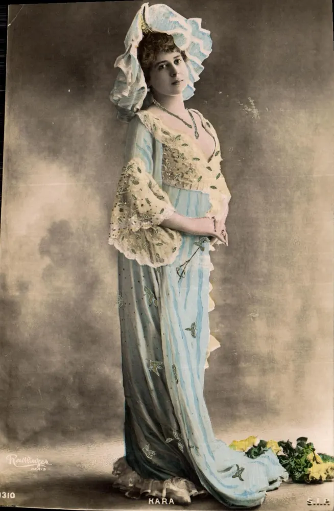 Jeune femme en robe bleue ornée de papillons — Reichltuger Paris n°1310 - Vorderseite
