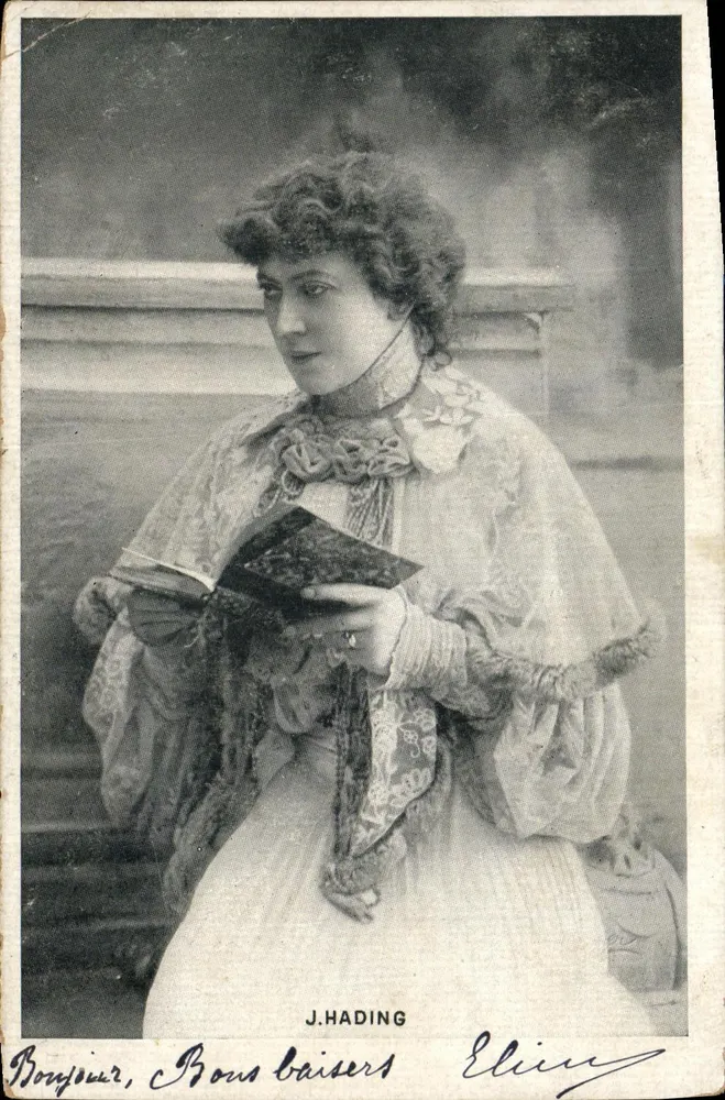 Frau in eleganter Kleidung, die ein Buch liest — J. HADING — Seriennummer nicht sichtbar - Vorderseite