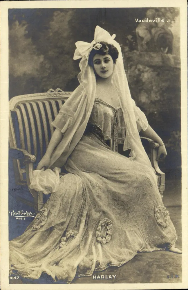 Frau in Abendkleid am Vaudeville — Revillinger, Paris, Nr. 1047 - Vorderseite