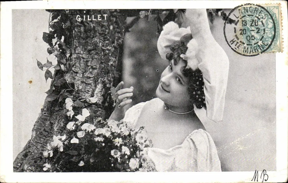 Frau in weißem Kleid und Hut — vor blühendem Baum — Gillet, Langres - Vorderseite