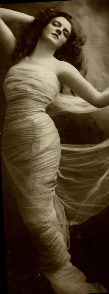 Frau in Tüllkleid — elegante Pose — Davidson Bros., London & New York, Serie 'All-British' - Vorderseite