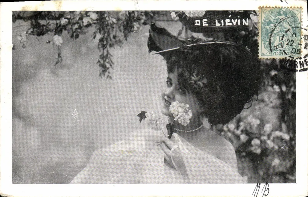 Frau in weißem Kleid und Hut — unter blühenden Bäumen — veröffentlicht von DE LIÉVIN - Vorderseite