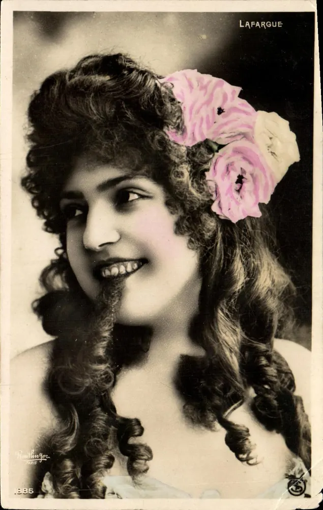 Lächelnde junge Frau — Portrait mit Blumen im Haar — Verlag Routhingoz, Paris, n° 385 - Vorderseite