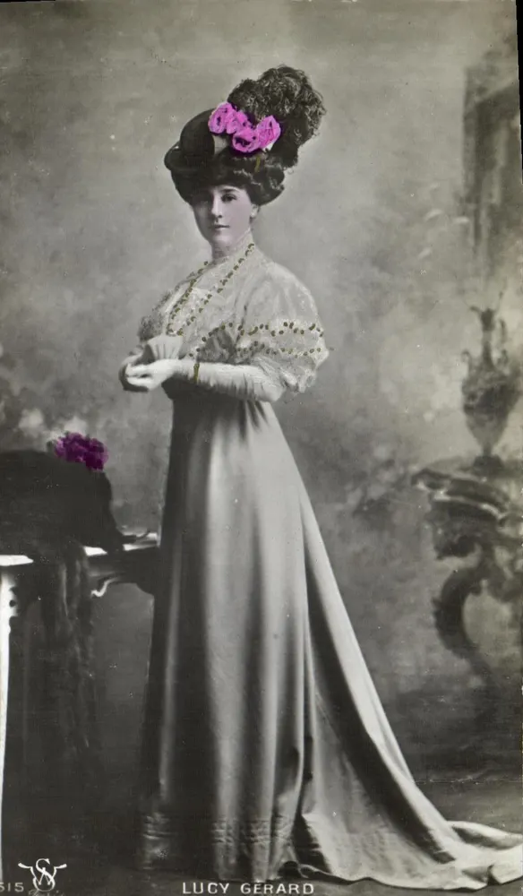 Lucy Gérard — Frauenporträt in langer Kleidung und Hut mit Blumen — SIS (Société d'Imagerie et de Société) n° 515 - Vorderseite