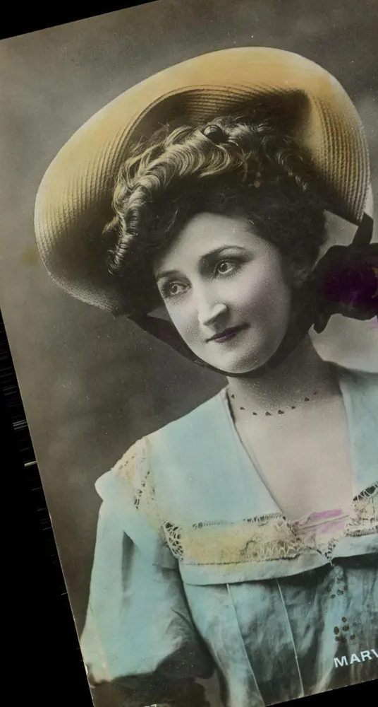 Frau mit Strohhut — Portrait — Universal Postal Union - Vorderseite