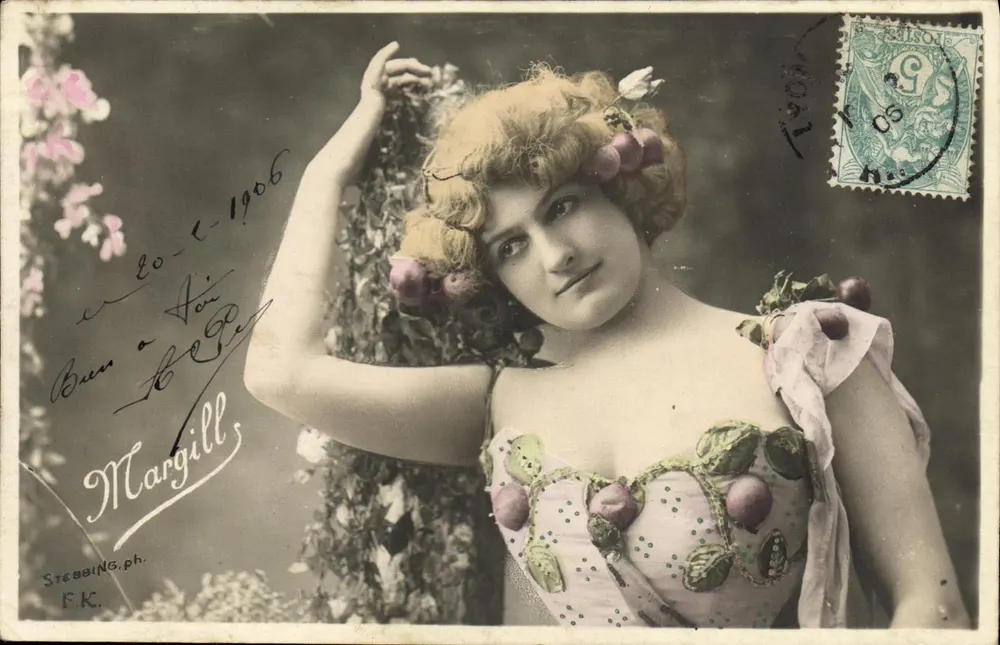 Margill — Frau im Fruchtkostüm — Stebbing.ph. F.K. - Vorderseite