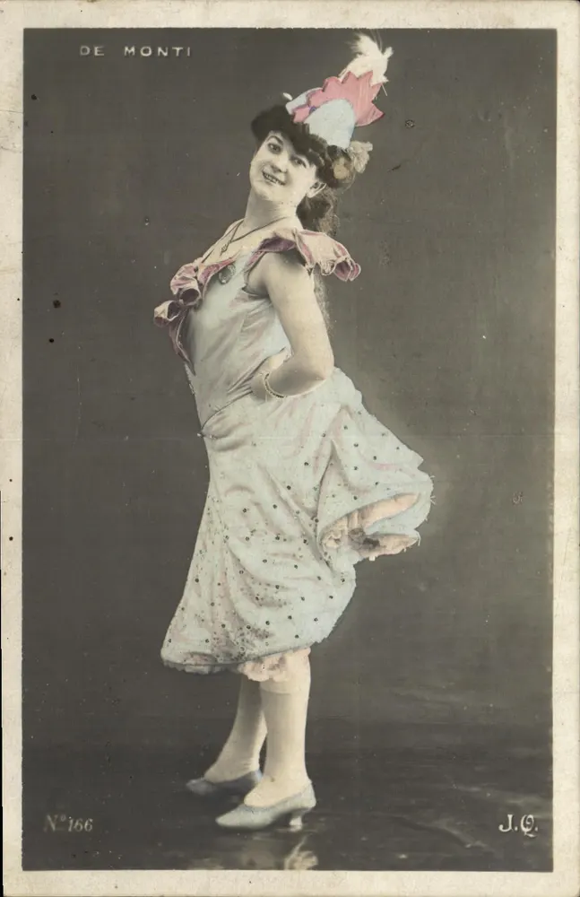 Frau in einem Karierten Kleid und Hut mit Feder — De Monti, Nr. 166 — J.Q. - Vorderseite