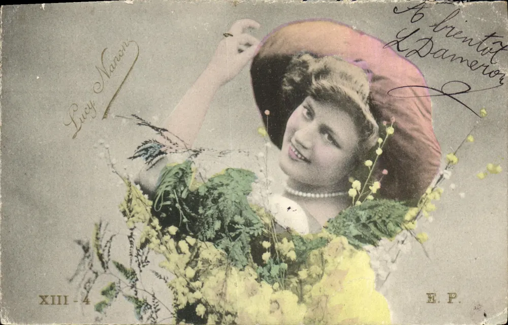 Lucy Nanon — Lächelndes Portrait mit Hut und Mimosen — E.P. n° XIII-4 - Vorderseite