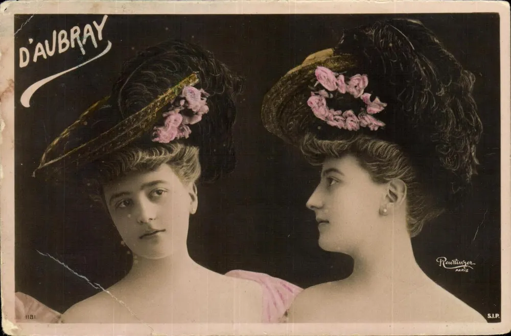 Zwei junge Frauen mit geschmückten Hüten — Portrait — Verlag D'AUBRAY, n° 1181 - Vorderseite