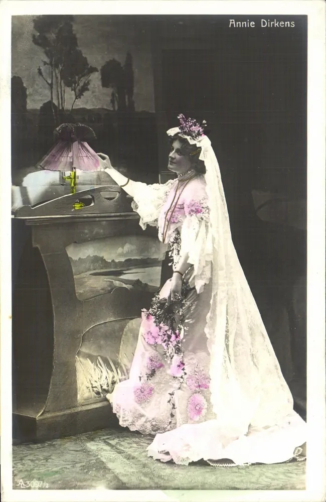 Annie Dirkens — Frau in farbiger Hochzeitskleid — Ansichtskarte Nr. 125 - Vorderseite