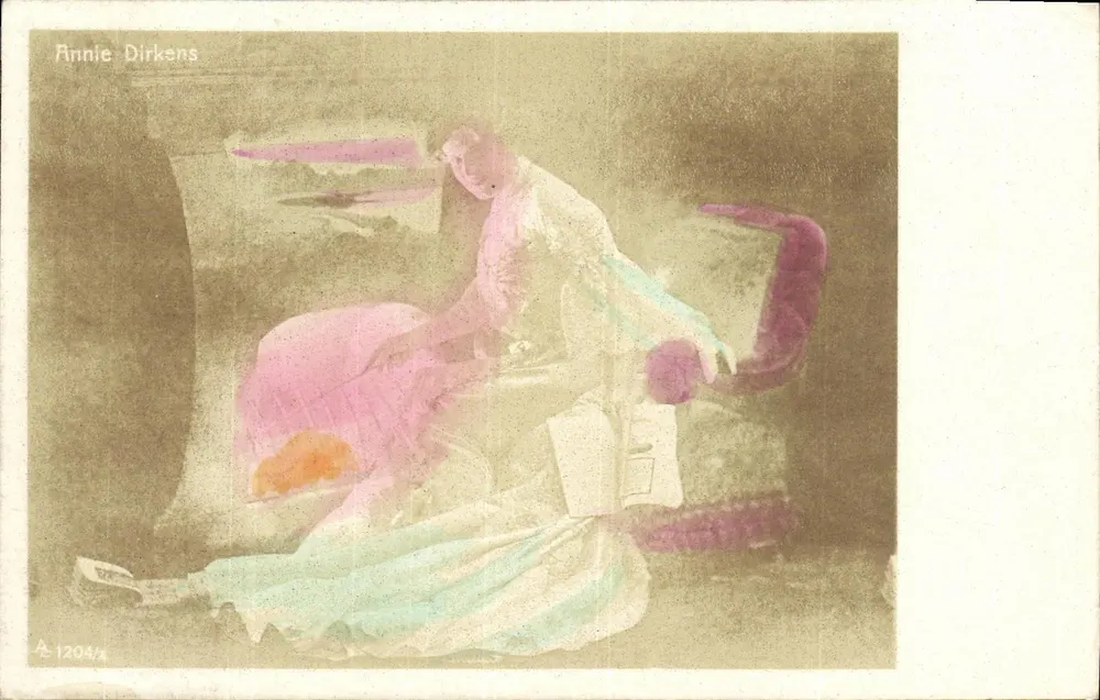 Annie Dirckens — Frau, sitzend in einem rosa und blauen Kleid — Lychnographure (Photographie) Nr. A 1204/4 - Vorderseite