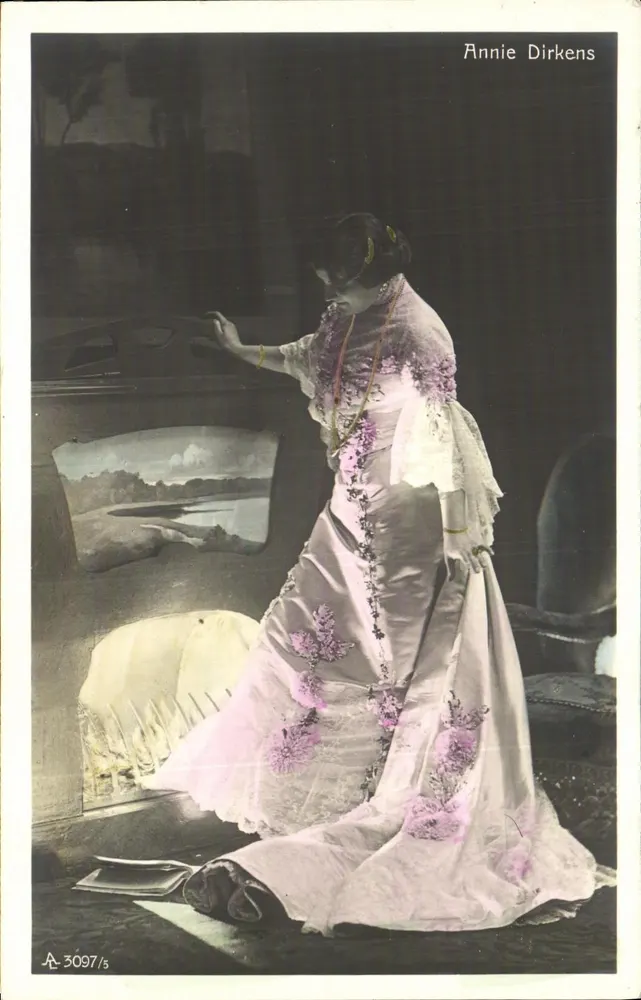 Annie Dirckens — Frau in einem Kleid mit violetten Blumen — Serie A-3097/5 - Vorderseite