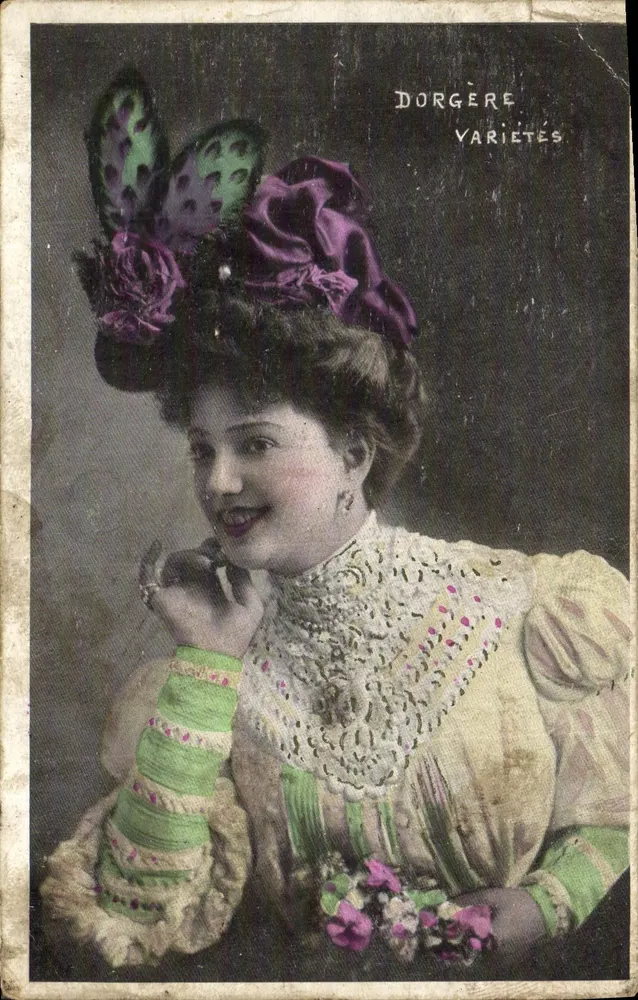 Frau im Bühnenkostüm — Portrait mit Hut, verziert mit Federn und Blumen — Verlag DORGÈRE VARIÉTÉS - Vorderseite