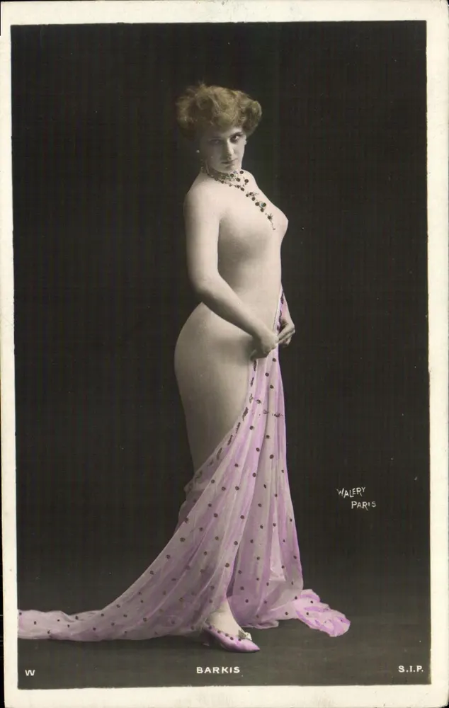 Nackte Frau mit rosa gestreiftem Schleier — Photographie — Walery Paris S.I.P. - Vorderseite