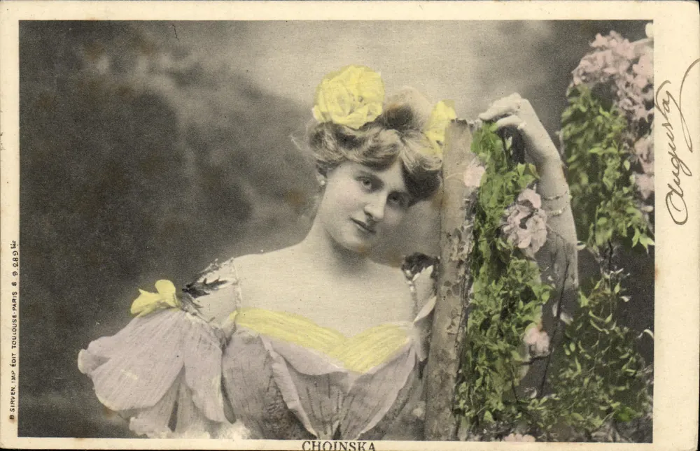 Augusta — Portrait einer Frau in einem gelben und rosa Kleid — Sirven, Verlag Toulouse, Nr. 8.894 - Vorderseite