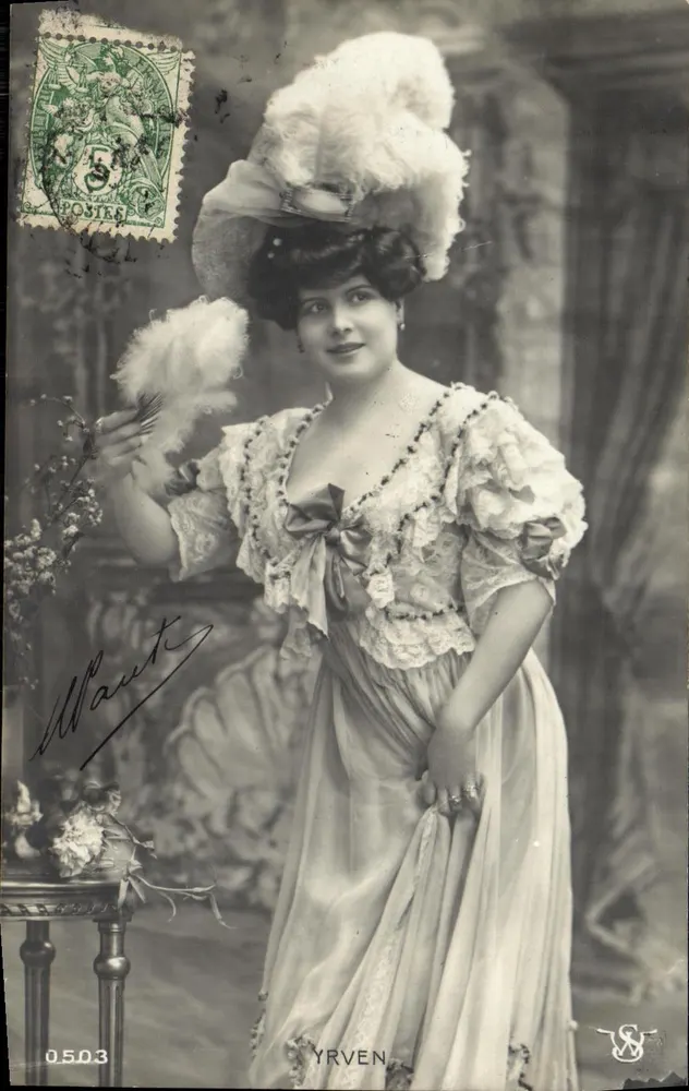Frau in eleganter Kleidung und Hut mit Feder — YRVEN — Verleger YRVEN, n° 0.503 - Vorderseite
