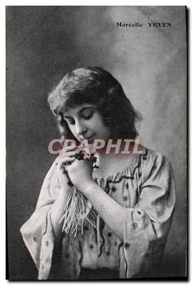 Marcelle YRVEN — Portrait einer jungen Frau mit Blumenbouquet — Verlag nicht sichtbar - Vorderseite