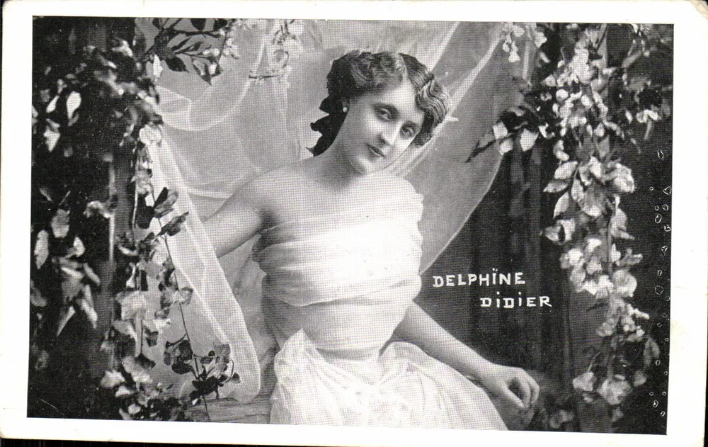 Delphine Didier — Frauenporträt in weißem Kleid — Verleger unbekannt - Vorderseite