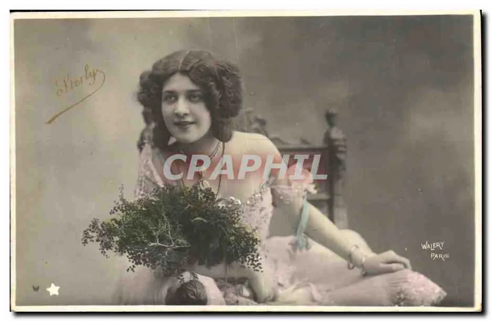 Junge Frau in einem rosa Kleid mit Blumenstrauß — Atelier Walery, Paris — Serie Nr. 519 - Vorderseite