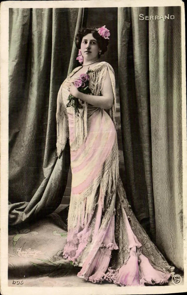 Femme en robe à franges — scène de studio — Serrano, éditeur - Vorderseite
