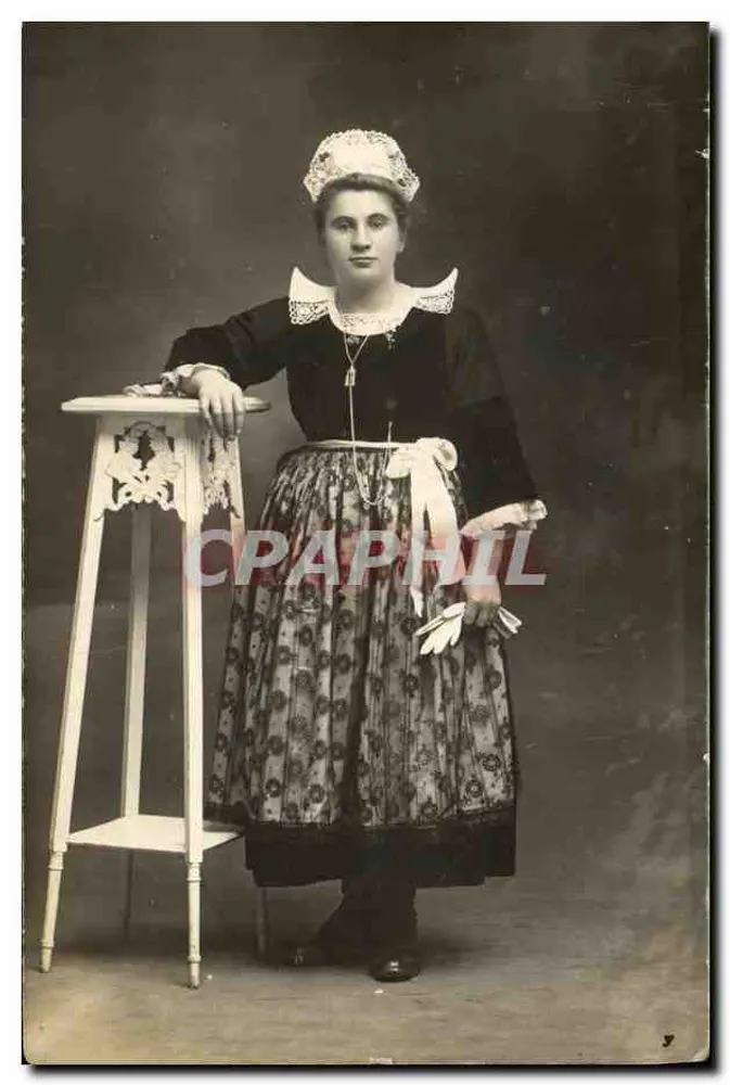Junge Frau im traditionellen Kleid — Studio — unbekannter Verlag - Vorderseite
