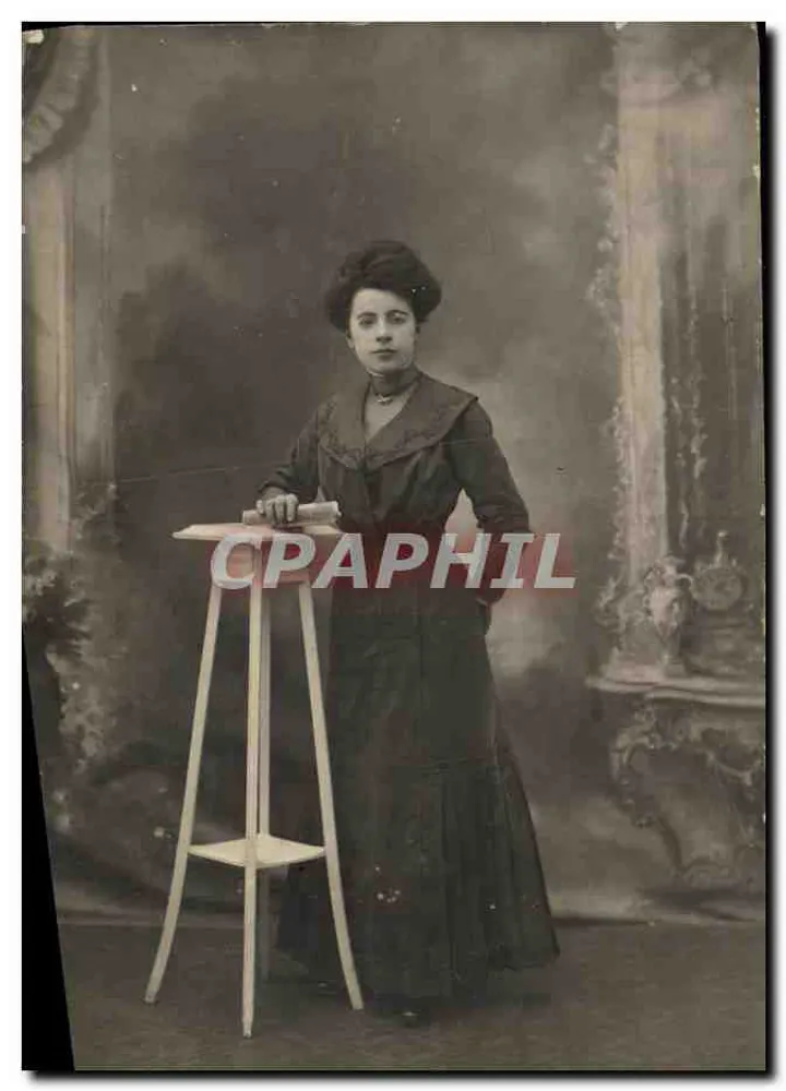 Junge Frau in langer Robe — Fotostudio — unbekannter Verlag - Vorderseite