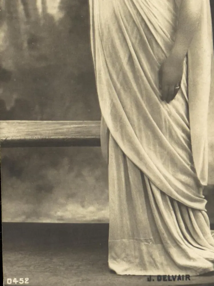 Statue einer Frau in Gewandung — J. Delvair — n° 0452 - Vorderseite