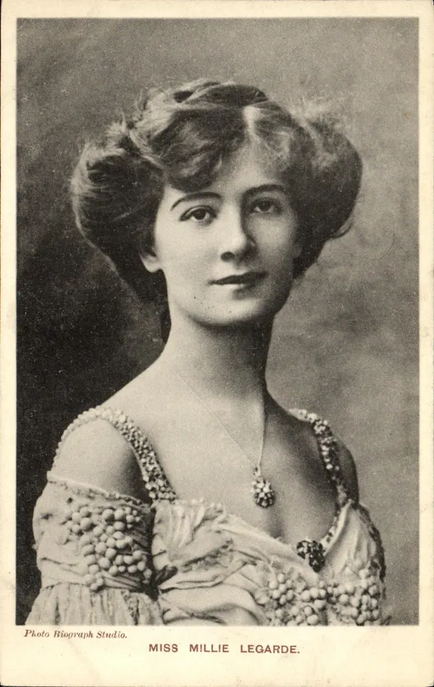 Miss Millie Legarde — Portrait — Photo Biograph Studio - Vorderseite