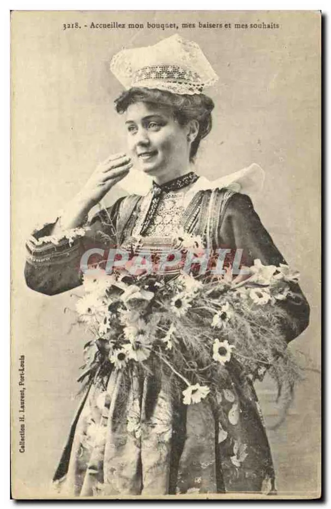 Junge Frau im traditionellen Kleid — mit Blumenstrauß — Sammlung H. Laurent, Port-Louis - Vorderseite