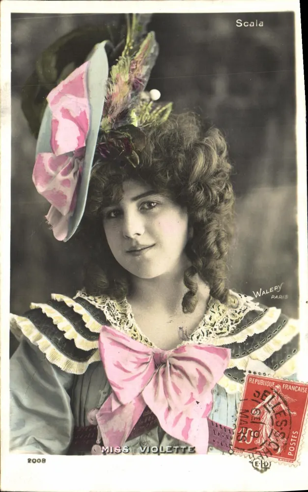 Miss Violette — weibliches Portrait in eleganter Kleidung — Walery, Paris, n°2008 - Vorderseite