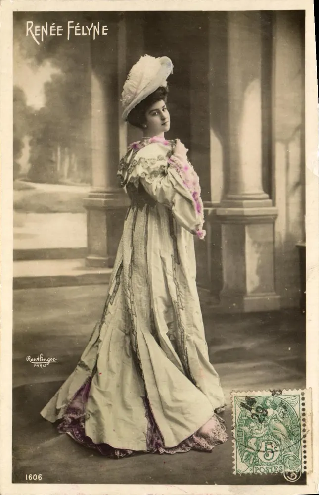 Renée Félyne — Portrait einer Frau in eleganter Kleidung — Reutlinger, Paris, Nr. 1606 - Vorderseite