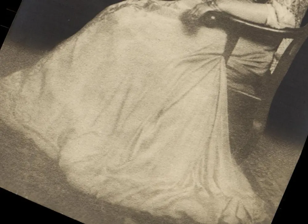 Frau in Rock mit weitem Saum — Detail des Rocks — Verlag Alfred Rotzsch, Haff, R. - Vorderseite