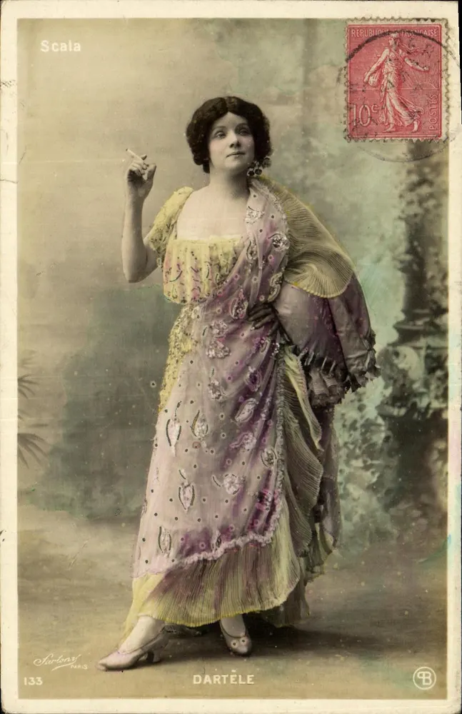 Thema: Frau in geschmückter Robe — Verlag: Sartons, Paris, n° 133 — Stempel: 10c République Française - Vorderseite