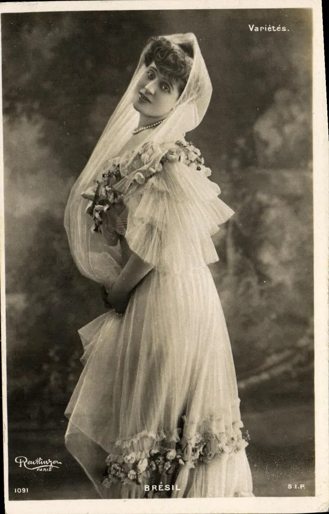 Frau in Hochzeitskleid — Thema 'Brasilien' — Fotograf Rewltinger, Paris, n° 1091 - Vorderseite