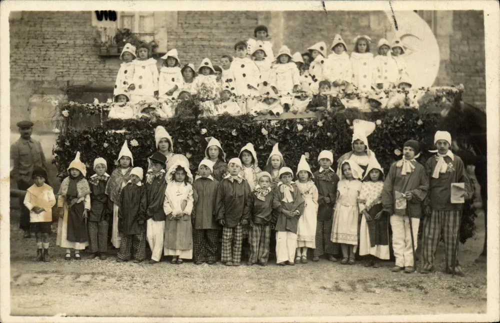 Fiesta de pueblo — niños en trajes — Robert Delassalle, Caen, n° V100 - Anverso